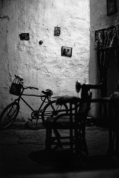 17-64-CUBA-DEC.2018-ACROS@400i_M17_64-Bicycle-in-room-Cuba